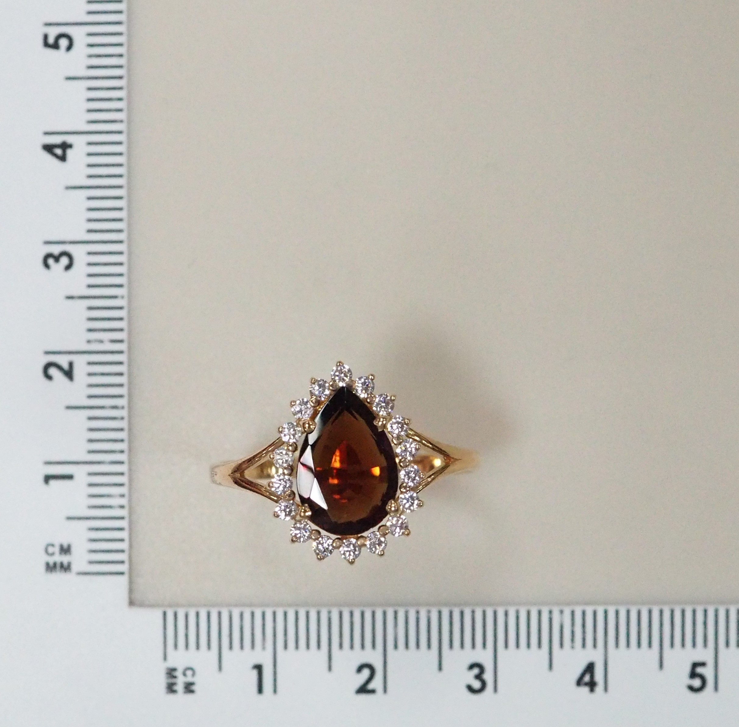 Серебряное кольцо 925 пробы; вставки 1 Ситалл цветом гранат, 18 Фианит бесцв.;